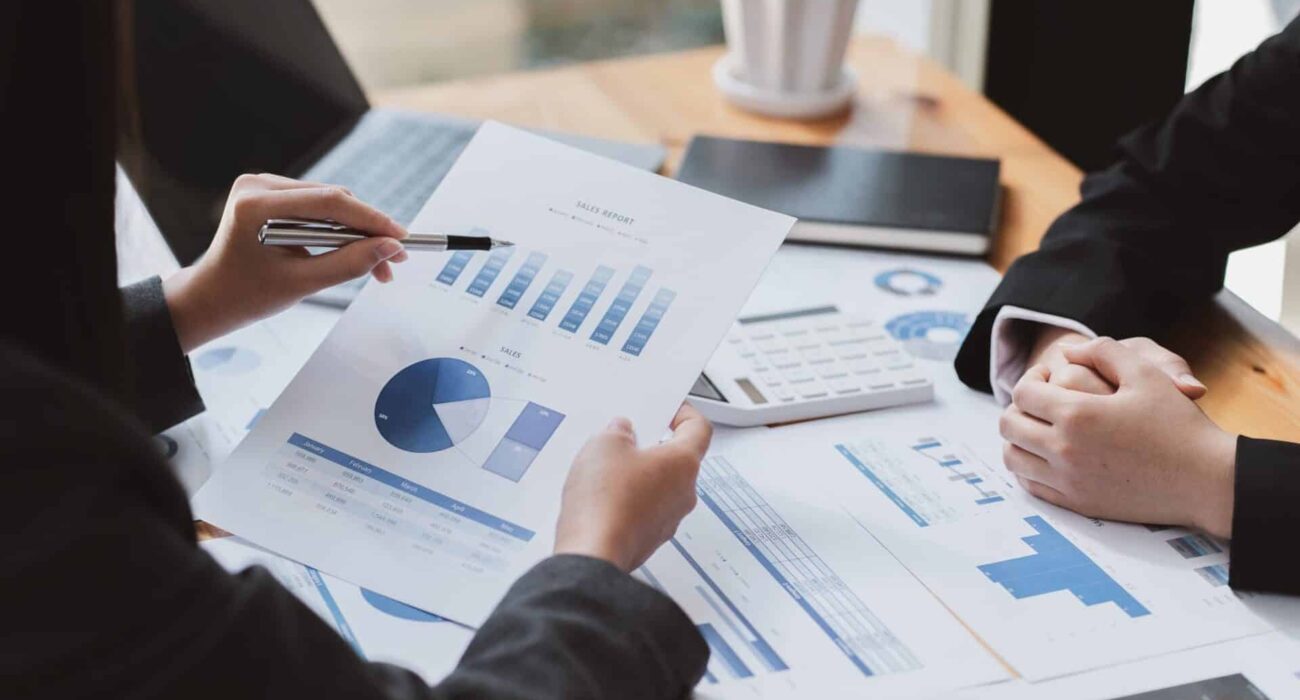Financial advisor explaining investment options creditvecteezy business advisor meeting to analyze and discuss the 7143797 scaled